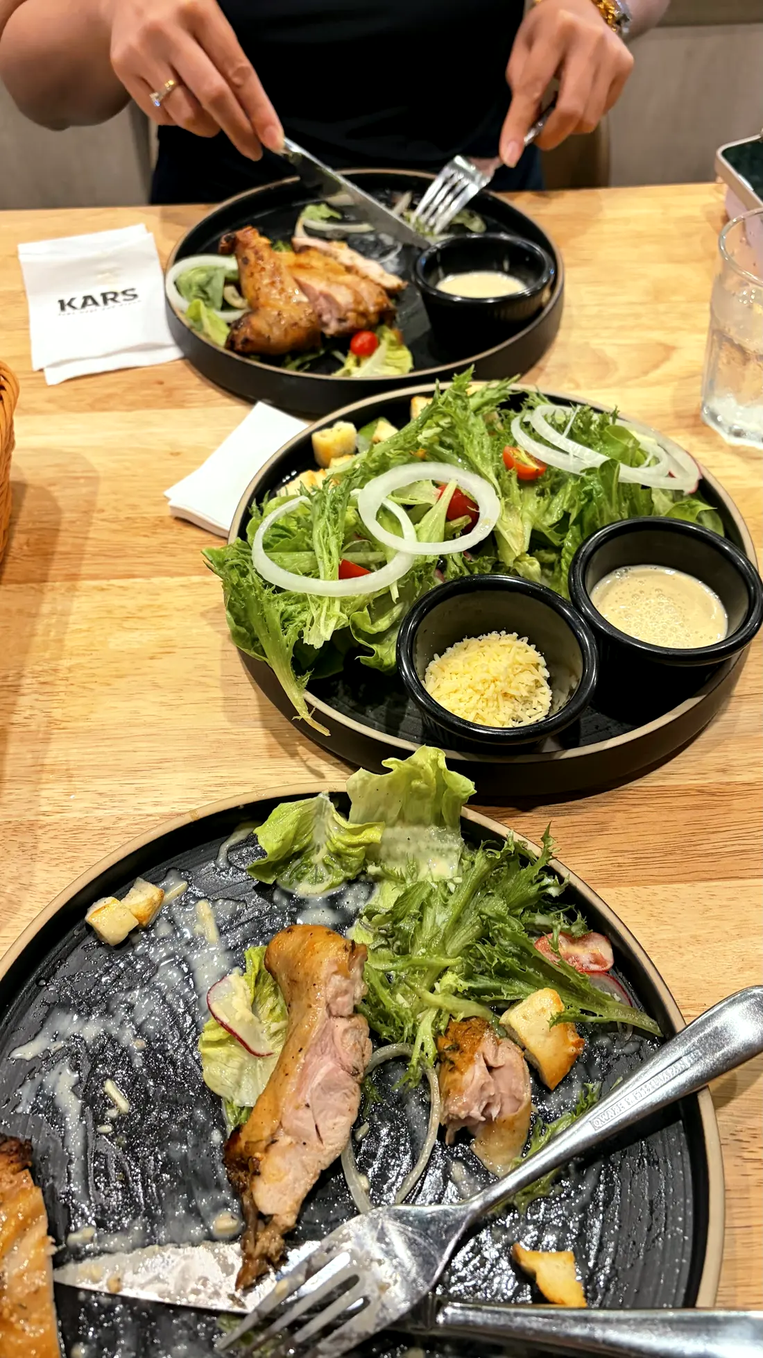 Suasana malam dan hidangan steak di Kars